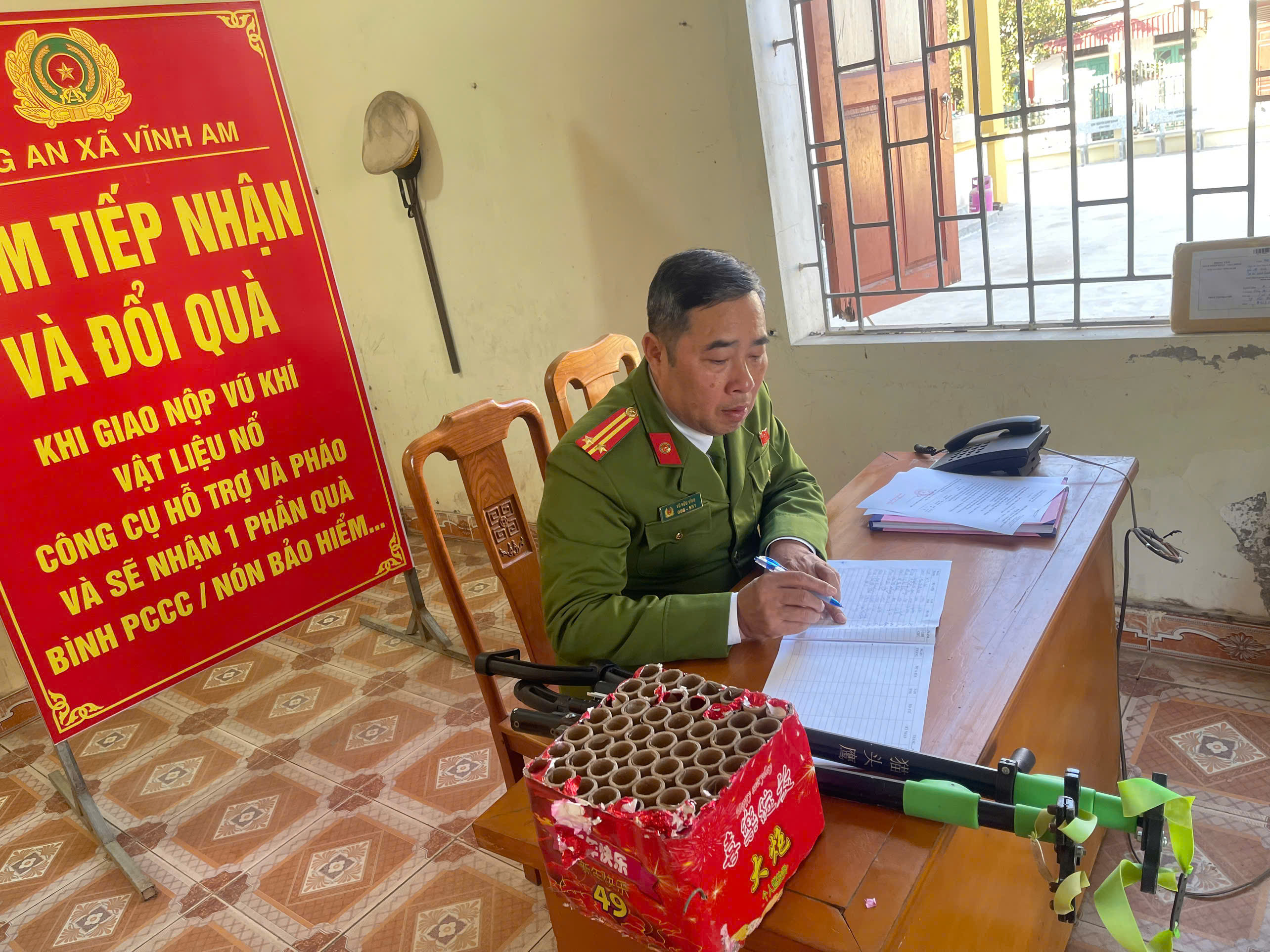 Công an xã Vĩnh Am tăng cường tuyên truyền PCCC và CNCH, vận đồng thu hồi vũ khí, vật liệu nổ, công cụ hỗ trợ và pháo